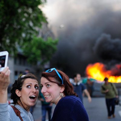burning building selfie 4 - selfiestick.bg